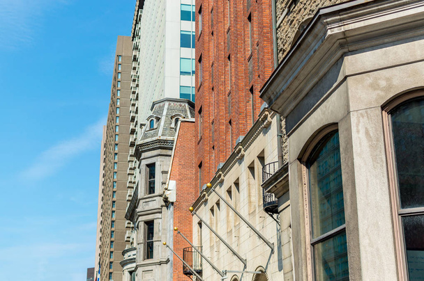Un ancien bâtiment historique avec les grandes fenêtres dans le centre-ville de Montréal, Canada
 - Photo, image