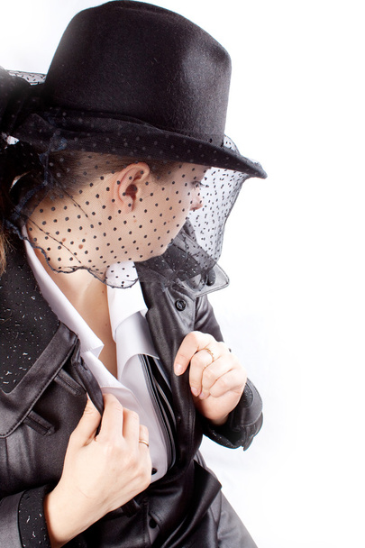 nő eith fekete kabát és kalap - Fotó, kép