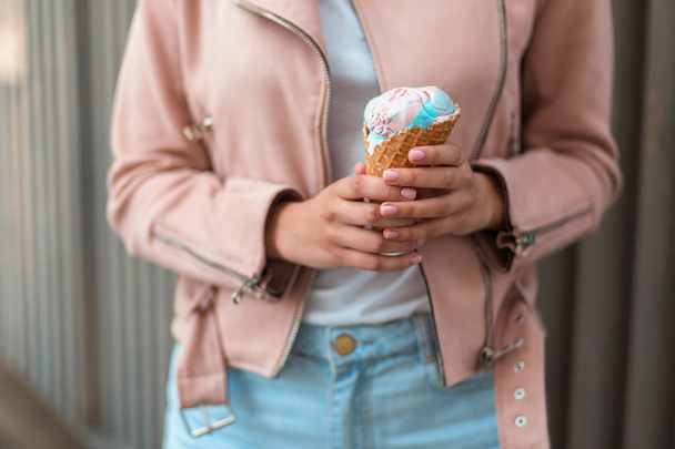 Menina na moda mantém sorvete saboroso ao ar livre
 - Foto, Imagem