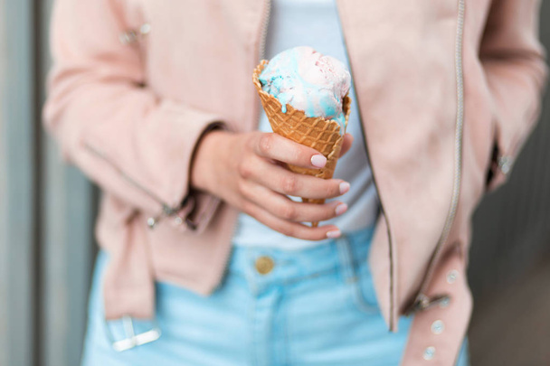 Красивая женщина держит мороженое. Розовый и синий цвет
 - Фото, изображение