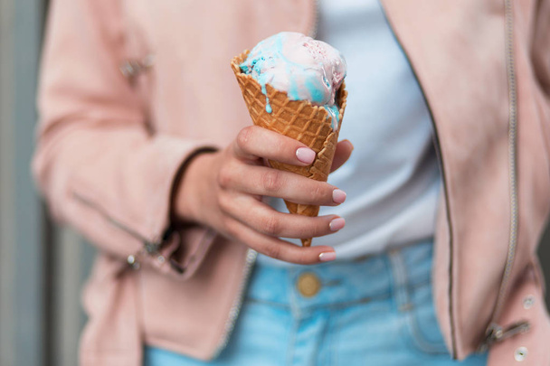 おいしいアイスクリーム。アイスクリームとワッフル コーンを保持しているファッショナブルな女の子 - 写真・画像