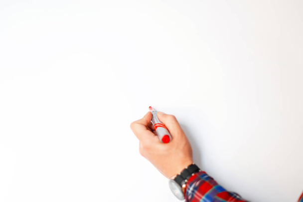 Mano masculina con un marcador dibuja en una pizarra blanca en la oficina
 - Foto, imagen