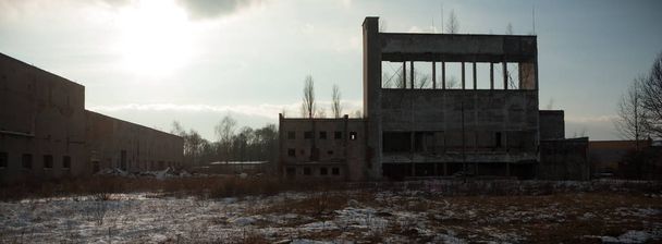 Çok kirlenmiş endüstriyel bir fabrikanın kalıntıları, sanayi serisi. - Fotoğraf, Görsel