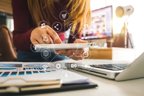  biznes kobieta ręcznie pracy z laptopa, tabletu i smartfona w nowoczesnym biurze schematu ikoną wirtualnego w nowoczesnym biurze w świetle poranka  - Zdjęcie, obraz