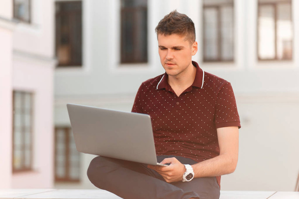 Freelancer imprenditore blogger uomo che lavora su laptop in una giornata di sole in città
 - Foto, immagini