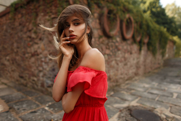 Elegancki model młody piękny dziewczyna moda vintage czerwona sukienka w letni dzień w parku - Zdjęcie, obraz