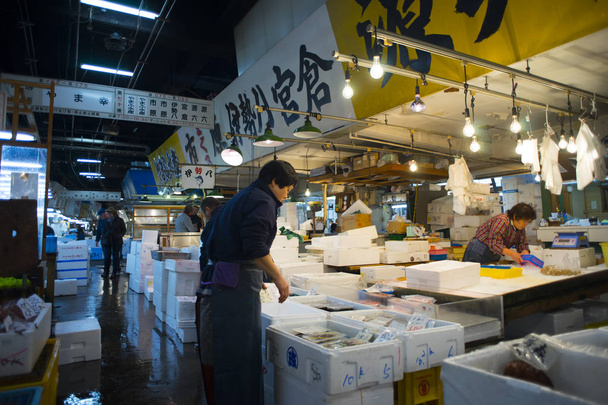 Tokio, Japón - 17 de febrero de 2017: Tsukiji Fish Market. El mercado es uno de los mayores mercados de pescado del mundo
. - Foto, imagen