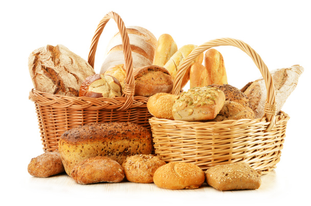chleb i bułki w wiklinowym koszu na białym tle - Zdjęcie, obraz