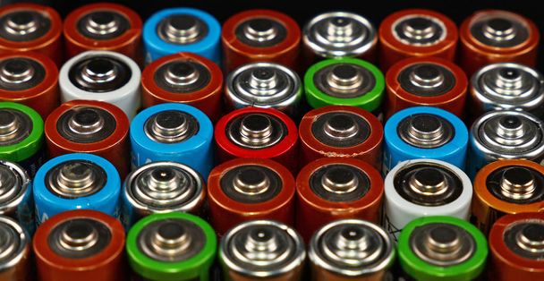 Nahaufnahme Hintergrund von verschiedenen bunten elektrischen Alkaline-Batterien - Foto, Bild