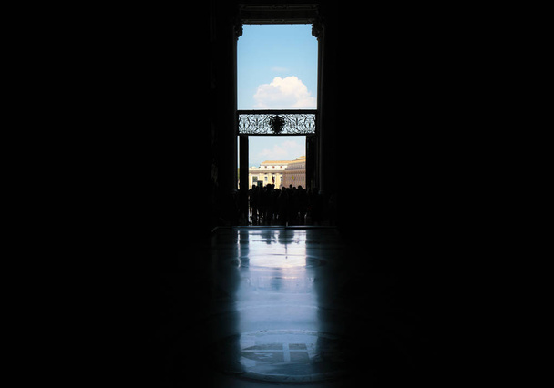 Ватикан-Липень 27,2018: Вікно подання Piazza San Pietro від базиліки Сан-П'єтро-вихід - Фото, зображення