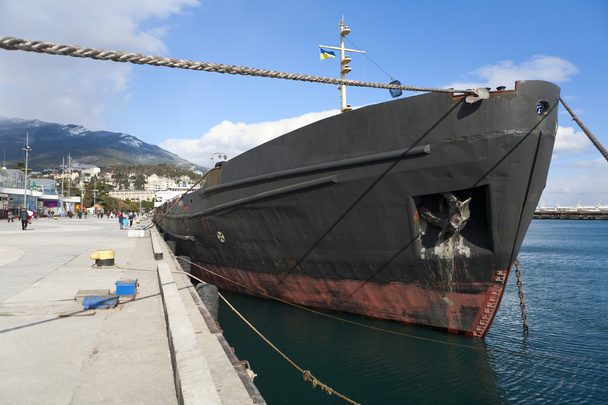 вантажний корабель, причалений в порту
 - Фото, зображення