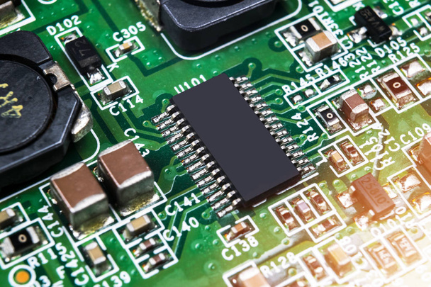 Μακρό πλάνο ενός Circuitboard με μικροτσίπ αντιστάσεων και ηλεκτρονικά εξαρτήματα. Τεχνολογία υλικού υπολογιστών. Ολοκληρωμένος επεξεργαστής επικοινωνίας. Μηχανική πληροφοριών. Ημιαγωγός. PCB. Κλείσιμο - Φωτογραφία, εικόνα