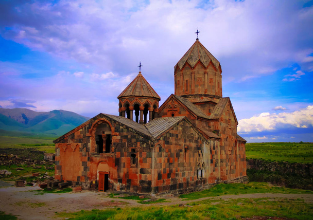 Вид на собор Св. Ованнеса Карапета или Св. Иоанно-Предтеченского собора в монастыре Ованнаванк в Оганаване, Арагацотнская область, Армения
 - Фото, изображение