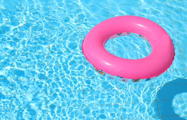 φουσκωτό δαχτυλίδι ροζ στην πισίνα - Φωτογραφία, εικόνα