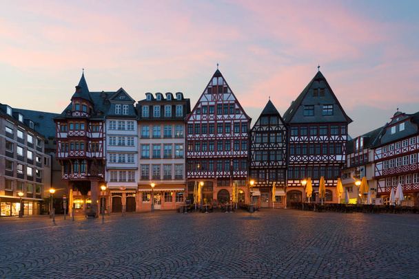 Frankfurt stare miasta placu Römerberg ze starym stylu dom w Frankfurt, Niemcy. - Zdjęcie, obraz