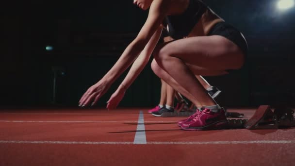 Kadın sporcular, koşu parkuru bir yarıştan önce ısınma. Ağır çekimde - Video, Çekim