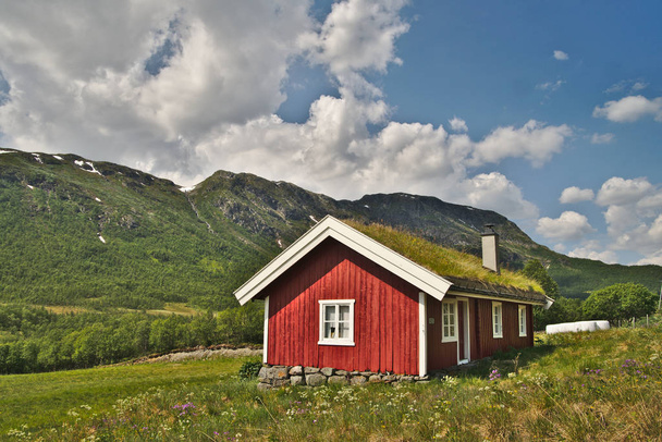 Παραδοσιακό ξύλινο σπίτι σε όμορφο σκανδιναβικό τοπίο της Νορβηγίας - Φωτογραφία, εικόνα