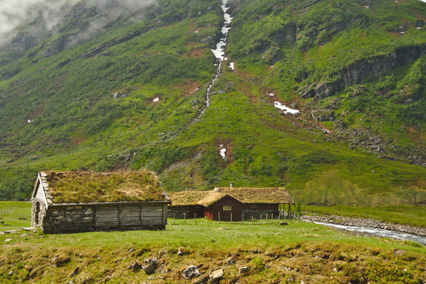 Traditional wooden house in beautiful scandinavian landscape of Norway - Foto, Imagem