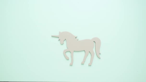 unicorno incompiuto ritagliato su sfondo blu
 - Filmati, video