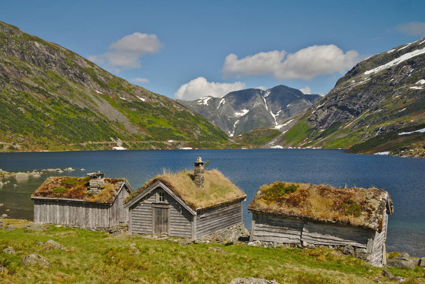 Hagyományos faház gyönyörű skandináv tájon - Fotó, kép