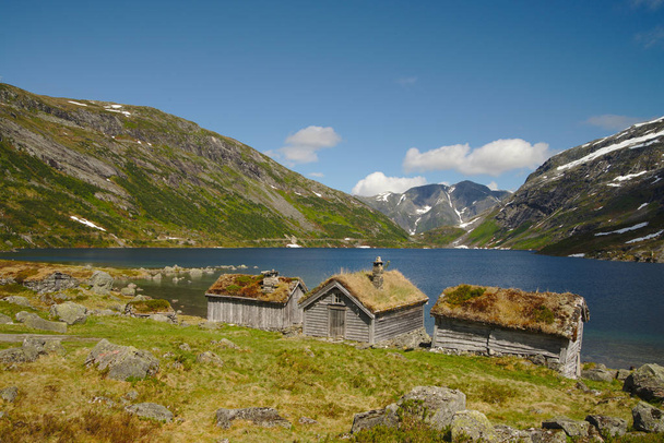 Traditioneel houten huis in het prachtige Scandinavische landschap van Noorwegen - Foto, afbeelding