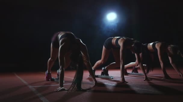 Женщины-спортсменки разогреваются на беговой дорожке перед гонкой. В замедленной съемке
 - Кадры, видео