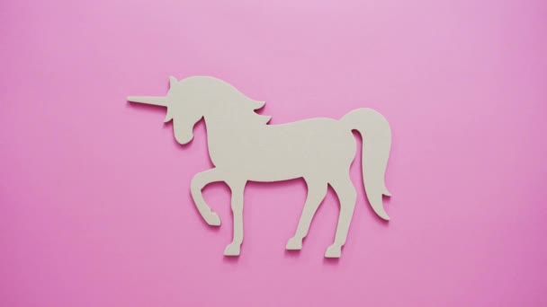 unicorno incompiuto ritagliato su sfondo rosa
. - Filmati, video