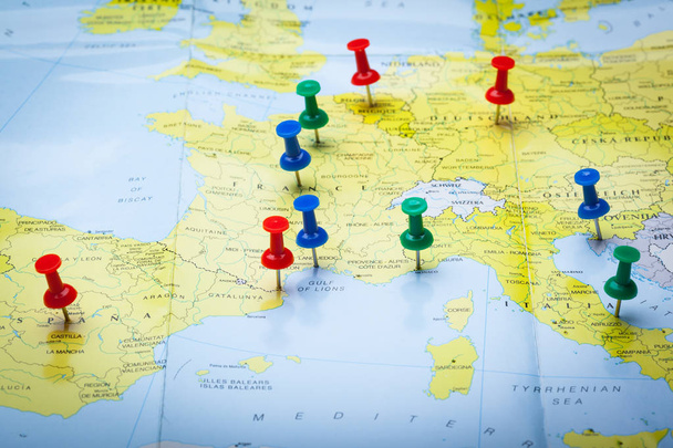 Seyahat hedef puan renkli raptiye ile belirtilen bir harita üzerinde - Fotoğraf, Görsel