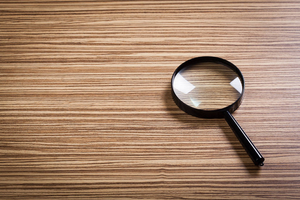 magnifying glass on the wooden background - Foto, Imagem
