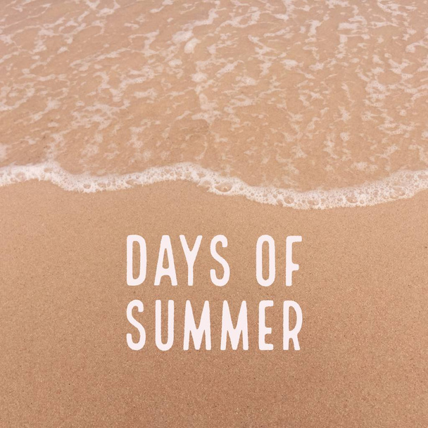 Inspirerende motiverende citaat "Dagen van de zomer" zand strand en witte Golf achtergrond. - Foto, afbeelding