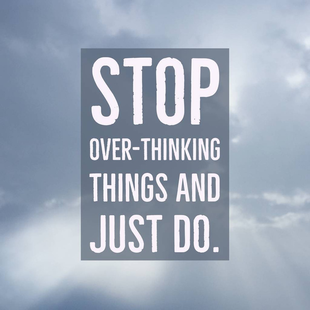 Inspirerende, motiverende citaat "Stoppen met denken over dingen en gewoon doen" op sky met zon lichtbundel achtergrond. - Foto, afbeelding
