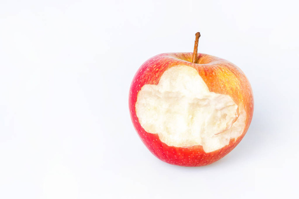 Mordedura de manzana roja mordida faltante aislada sobre un fondo blanco
 - Foto, Imagen