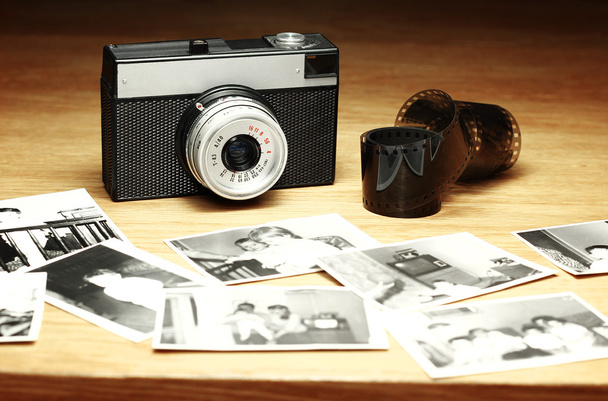Vanha kamera epätarkka mustavalkoisia valokuvia
 - Valokuva, kuva