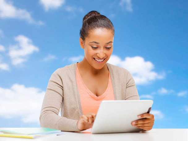 smiling student girl with tablet pc computer - Foto, Bild