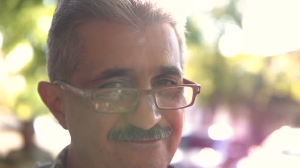 Portret van een volwassen, aantrekkelijke man met bril camera kijken en glimlachen. - Video