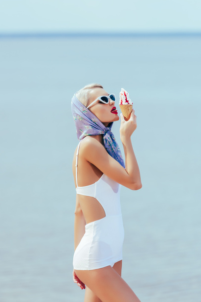 sexy woman in vintage swimsuit eating sweet ice cream - Fotografie, Obrázek