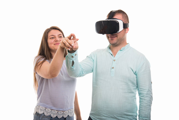 Portrét mladého šťastný pár si hraje s vr brýle izolované na bílém pozadí s copyspace reklamní plochu - Fotografie, Obrázek