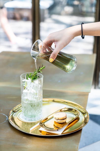 iced green tea with french macaroon - Valokuva, kuva