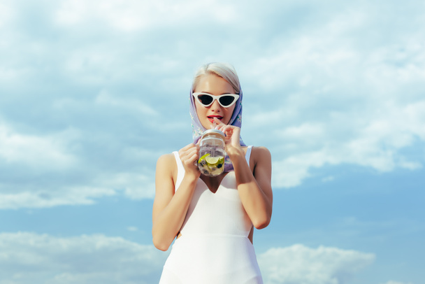 élégante fille en maillot de bain rétro blanc cocktail à boire de pot de maçon
   - Photo, image