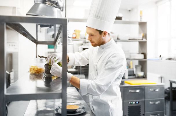Männlicher Koch kocht in Restaurantküche - Foto, Bild