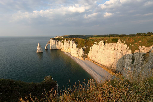 Etretatin kalliot Normandiassa
 - Valokuva, kuva