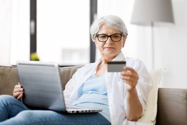 Senior žena s notebookem a kreditní kartou doma - Fotografie, Obrázek