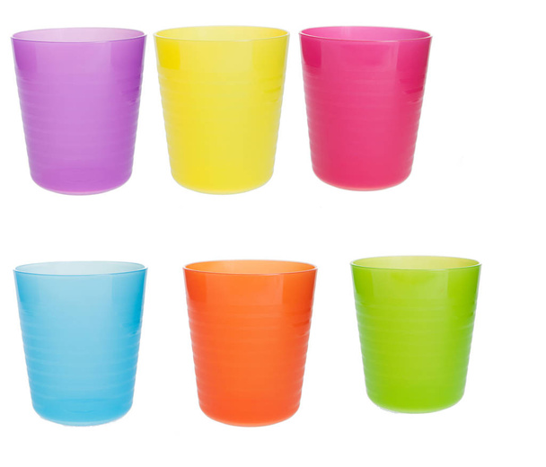 Tasses en plastique multicolore sur fond blanc isolé
 - Photo, image