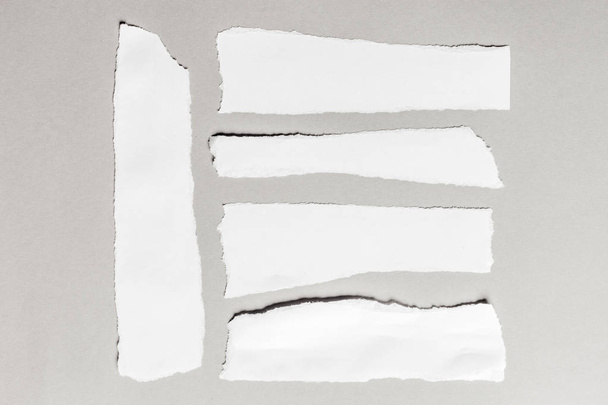 fehér szakadt papír kiadványról  - Fotó, kép
