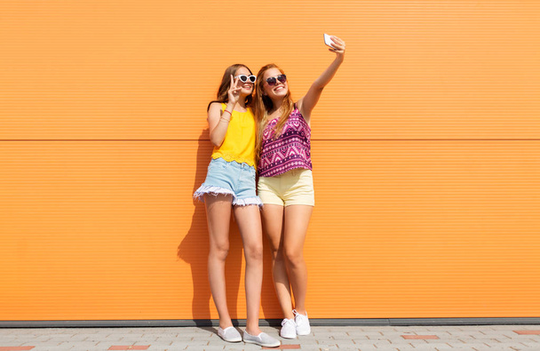 teen girls taking selfie by smartphone in summer - Foto, Imagen
