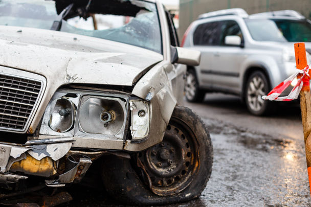 Kaza kaza çarpışma şehir sonra sokak zarar görmüş otomobiller: - Fotoğraf, Görsel