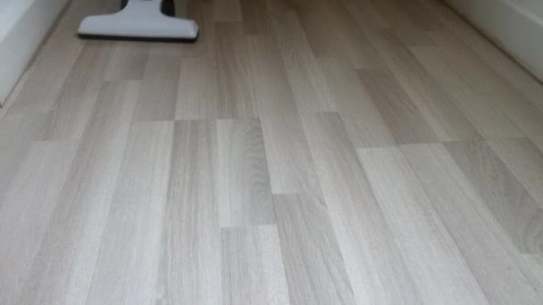 limpeza de piso de madeira usando um aspirador de pó
 - Filmagem, Vídeo