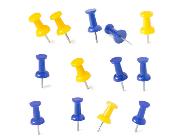 απομονωμένες, μπλε και κίτρινο push καρφίτσες σε λευκό φόντο - Φωτογραφία, εικόνα