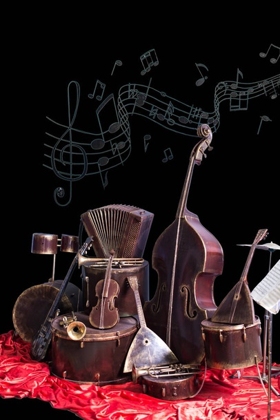 Instrumentos musicais antigos vintage em um fundo preto. Instrumento de música clássica
 - Foto, Imagem