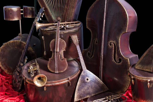 Vanhat musiikkisoittimet mustalla taustalla. Klassinen instrumentti
 - Valokuva, kuva